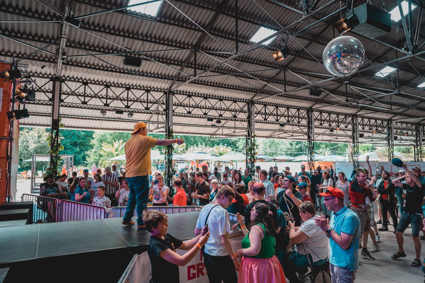 Het publiek danst onder de discobal tijdens een optreden op een vorige editie.