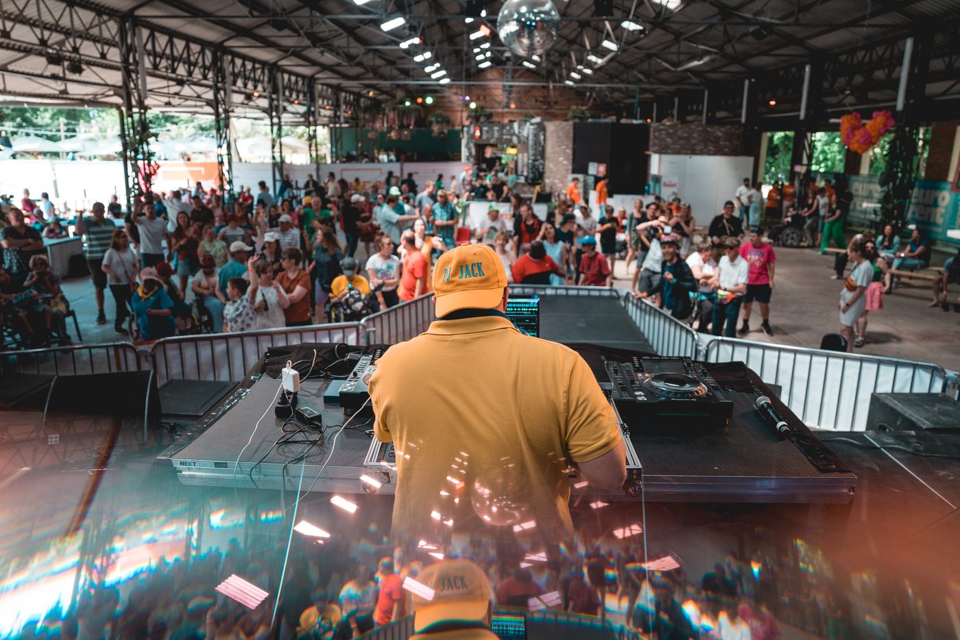 Dj Jack draait platen voor een dansende massa.